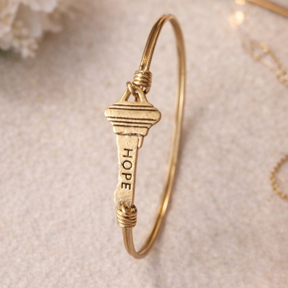 NWT Clover Gold Key Bracelet with HOPE Inscription bangle Stackable